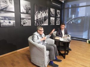 Marian Turski i Remigiusz Grzela podczas spotkania - fot. Roman Soroczyński